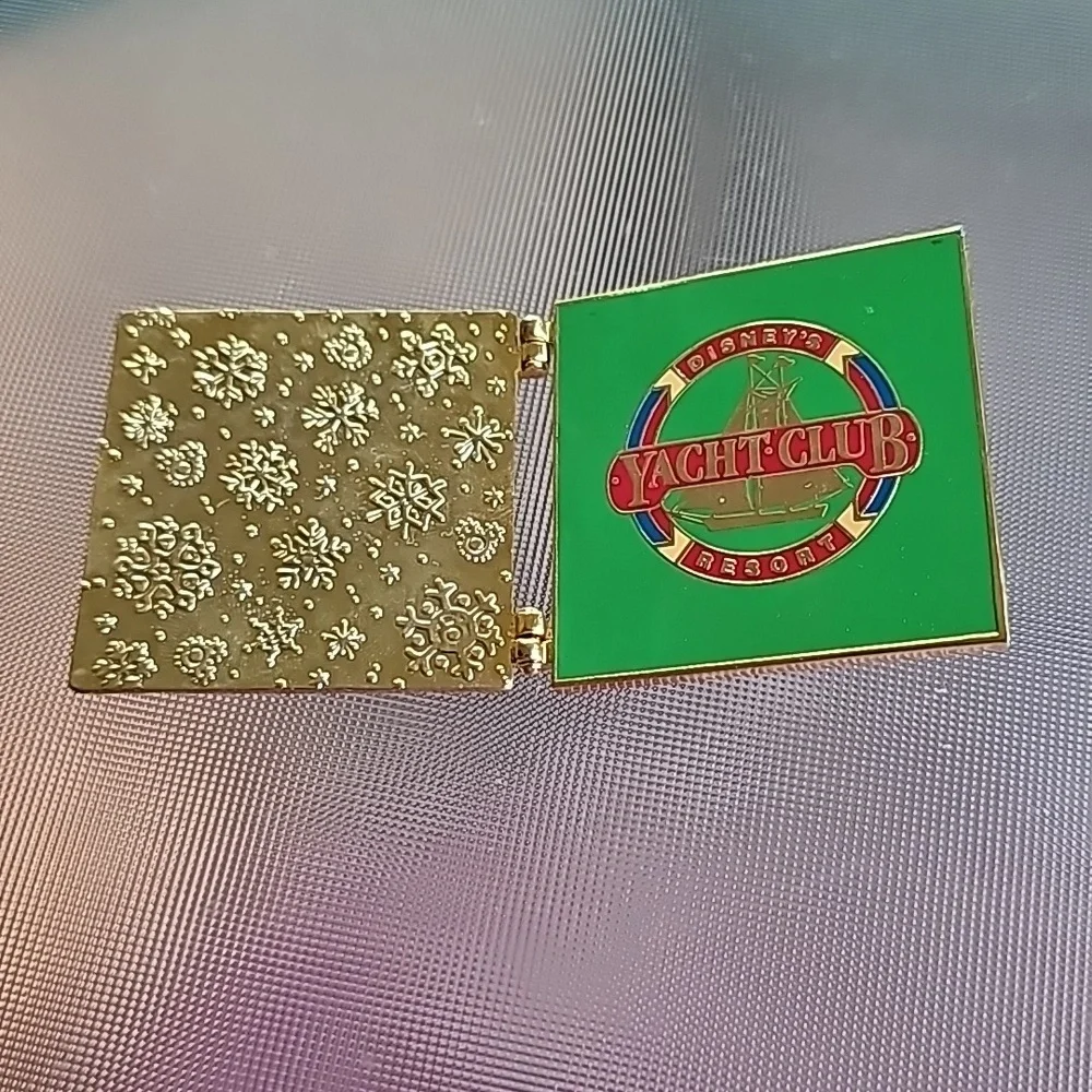 Disney Limited Edition Lapel Pin Lanyard 2005 Yacht Club Resort Happy Holidays